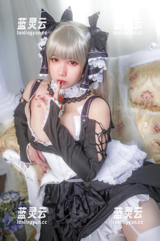 假装优雅？美图更新，无疑魅瞳meroko的柯杨斯卡娅在说：“我可是双面人哦！”