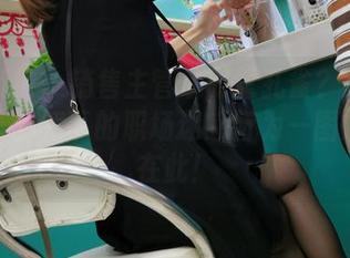 魔镜街拍 – 销售主管或时髦孔雀？在线展示婷婷粉裙下的职场迷惑行为—图片证据在此！