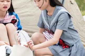 魔镜街拍图集：那件紫色紧身裙，走到哪儿都是明星