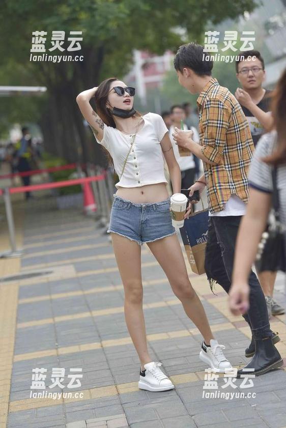 魔镜街拍 魔镜街拍私拍大解码:苏梅岛包臀裙搭配图包,能不能再撩人一点?