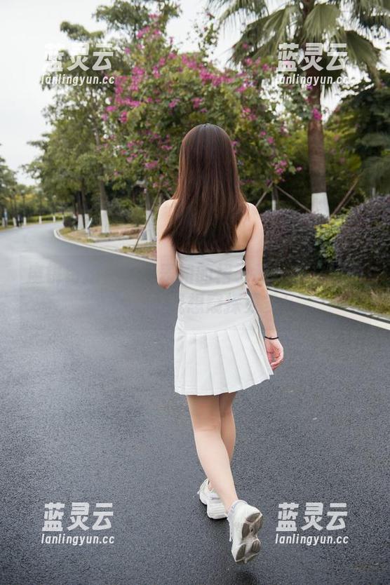 魔镜街拍更新：表姐的裙子和丝袜之间的光辉，让我想窥探更多！