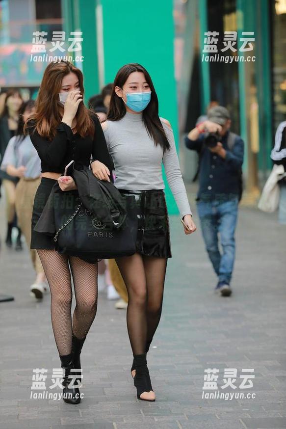 魔镜街拍：在线写真让你发现气质与美貌的完美合体，快来给个赞。